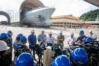 Mohamed Khaled (tiga dari kiri) ketika sidang media selepas melakukan lawatan kerja ke Limbungan Lumut Naval Shipyard (LUNAS), bagi melihat kerja-kerja pembinaan kapal tempur pesisir (LCS) satu dan dua di Pangkalan Tentera Laut Diraja Malaysia (TLDM) Lumut, pada Selasa.
Turut sama, Panglima Angkatan Tentera Malaysia (ATM) Jeneral Datuk Mohd Nizam Jaffar (empat dari kiri) Panglima TLDM Laksamana Datuk Dr Zulhelmy Ithnain (dua,kiri), Ketua Setiausaha Kementerian Pertahanan Datuk Lokman Hakim Ali (kanan) dan Ketua Pegawai Eksekutif LUNAS Ir. Azhar Jumaat (kiri). Foto Bernama