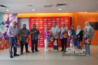 (Dari kiri) Pengarang Berita Sinar Harian, Junhairi Alyasa; Pengurus Besar Jualan Iklan Sinar Harian, Airol Fadley Limin; Ketua Pengarang Kumpulan Sinar Harian, Zamri Rambli; Naib Presiden Komunikasi dan Tanggungjawab Sosial Korporat Bank Rakyat, Siti Norayu Mohd Jamil; Ketua Komunikasi Korporat Kumpulan Karangkraf, Nik Justin Nik Mohd Ariffin; Pengurus Kanan Tugas-Tugas Khas Karangkraf, Hashim Anang dan Eksekutif Komunikasi Korporat, Aznur ‘Atiqah Maryam Aziz (dua dari kanan) serta Nurul Emilyana Khalid (paling kanan).