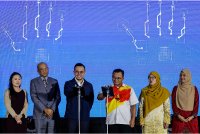 Menteri Sumber Manusia, Steven Sim bersama Menteri Besar Selangor, Datuk Seri Amirudin Shari melakukan gimik pada Program Konvensyen Wanita MyWira 2025 di Pusat Konvensyen Ideal Shah Alam pada Selasa. Foto Bernama