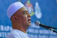 Menteri Besar Perak, Datuk Seri Saarani Mohamad berucap pada Program Penerapan Nilai-Nilai Murni bersama Menteri Besar Perak dan Timbalan Menteri Dalam Negeri di Perkarangan Dewan Datuk Yasin, Penjara Tapah pada Selasa. Foto Bernama