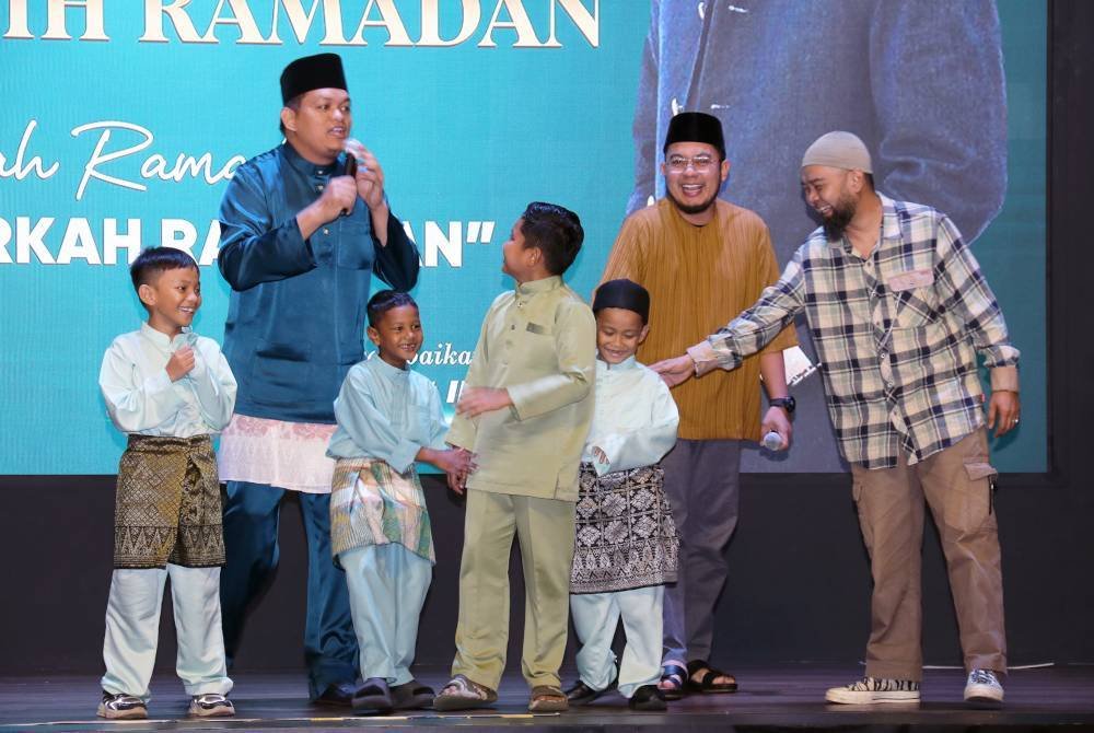 PU RAHMAT (dua dari kanan) dan Zul Handy Black (kanan) turut memeriahkan majlis dengan beramah mesra dengan anak-anak yatim. 