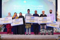 Muhd Fikri (tengah) bergambar bersama penerima bantuan zakat pada Majlis Iftar Muzakki dan Penyerahan Zakat (Imtiyaz) di Wisma PKPS pada Rabu. - FOTO: SINAR HARIAN / MOHD HALIM ABDUL WAHID