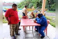 Penduduk yang terjejas melakukan pendaftaran di PPS Balai Raya Kampung Ulu Sungai, Raub. - Foto APM