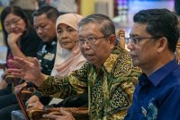 Mohammad Nizar (empat dari kiri) ketika sidang media pada Program Pandu Berhati-hati. Selamat Di Aidilfitri di AEON BiG Falim pada Khamis. Foto Bernama