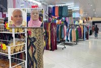 Bazar Aidilfitri di Tingkat 3, Komtar kini hanya mempunyai tujuh gerai sahaja berbanding 30 gerai pada tahun lalu. Gambar kecil: Ibrahim Mohamad dan Pelmi Saya