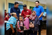 YBR memperuntukan RM6,300 kepada 63 murid dengan setiap seorang mendapat RM100.