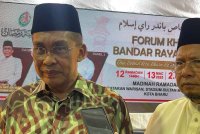 Takiyuddin (kiri) ketika ditemui pemberita selepas menjadi panel Forum Khas Bandar Raya Islam di Madinah Ramadan.