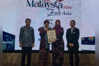 Nicole (dua kiri) pada sesi penyampaian sijil penghargaan sempena sesi libat urus bersama penggiat industri pelancongan TMM2026 di Lexis Hibiscus di sini pada Khamis.