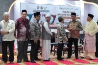 Takiyuddin (dua dari kanan) bertemu kepimpinan negeri selepas Forum Khas Bandar Raya Islam di Madinah Ramadan.