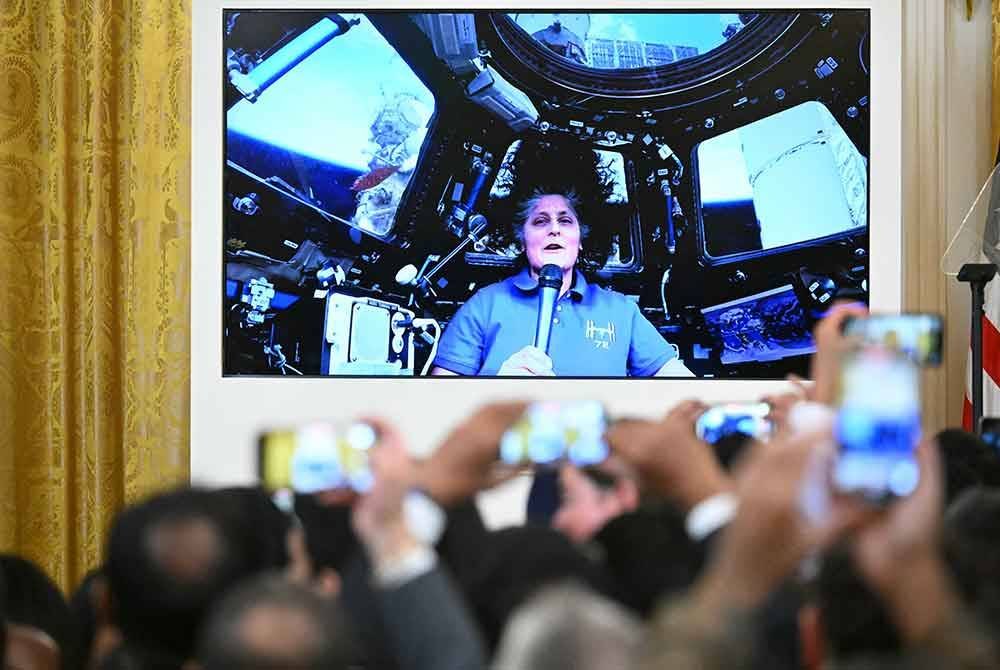 Williams semasa berucap secara maya dari ISS kepada para hadirin di White House, Washington.