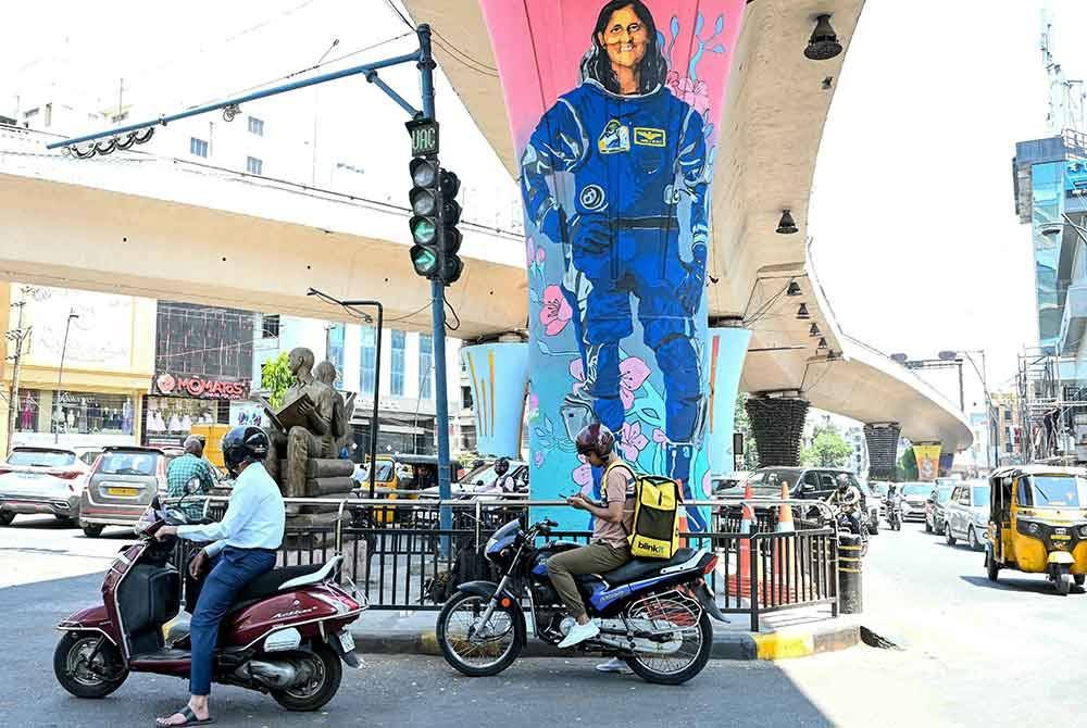 Mural Williams diabadikan di sebuah persimpangan lampu isyarat di Hyderabad, India.