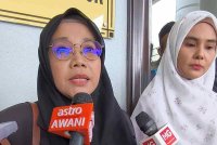 Azura (kiri) hadir ke Mahkamah Tinggi Kuala Lumpur pada Selasa, untuk permohonan mendapatkan menangguhkan sementara perintah pengosongan rumah di Kampung Sungai Baru.