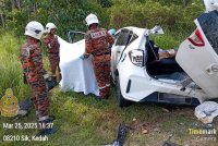 Anggota bomba sedang mengeluarkan mangsa yang maut selepas terbabit dalam kemalangan dekat Kampung Merbau Kudung, Jalan Teloi Timur, Sik. Foto JBPM